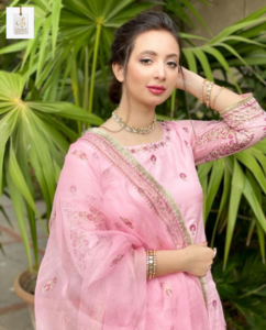 Komal Aziz Khan elegant look in Pakistani entertainment industry
