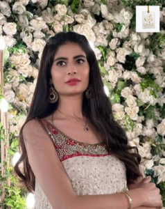 Madiha Iftikhar posing elegantly during her return to Pakistani television