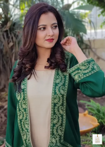 Mizna Waqas smiling during a Pakistani entertainment event