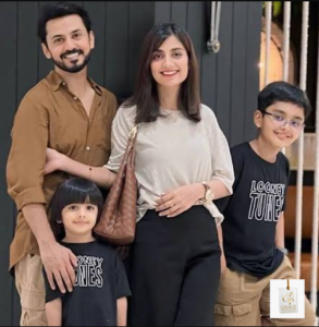 Uroosa Qureshi smiling in a stylish Pakistani actress photoshoot