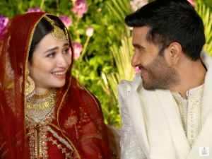 Sana Javed portraying Dua alongside Feroze Khan in Aye Musht-E-Khaak